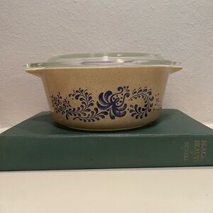 Vintage 1970s Blue & Tan Pyrex Homestead 1.5Q Casserole Dish with Lid